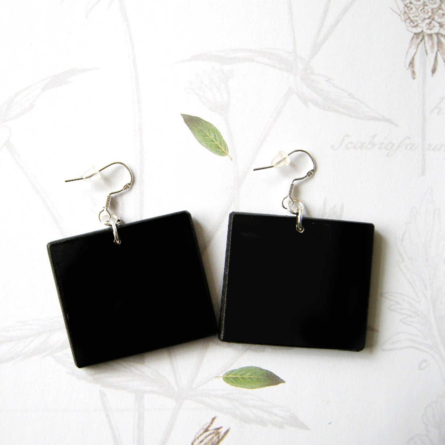 Statement mismatched earrings Ecole Fontainebleau
