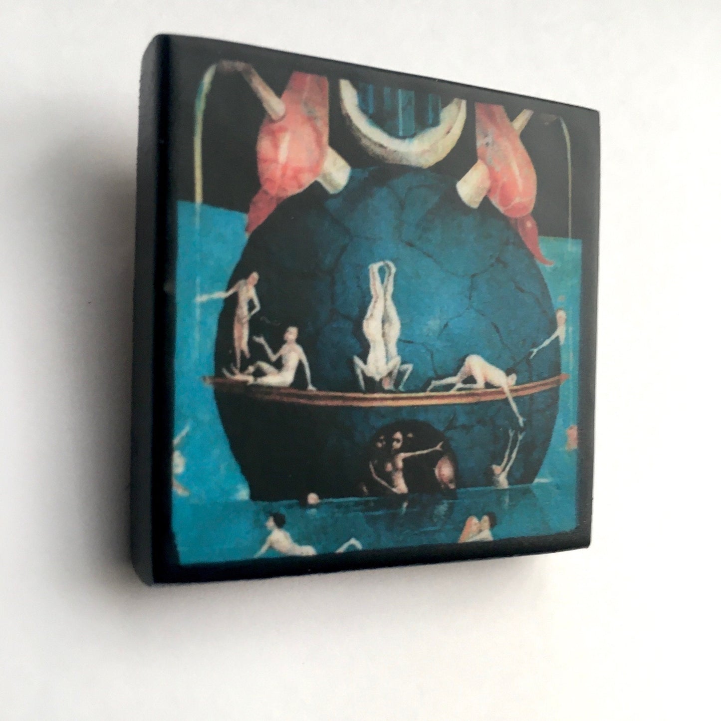 This sustainable, statement Obljewellery brooch is on wood and in Blue color. The art detail on top is inspired by Hieronymus Bosch's painting “The Garden of Earthly Delights”.