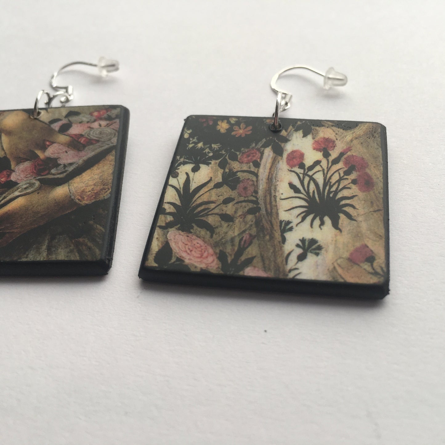 pendientes cuadrado hecho a mano por Obljewellery. este pendiente artistico con detalle de arte de la Primavera de Botticelli, un regalo unico