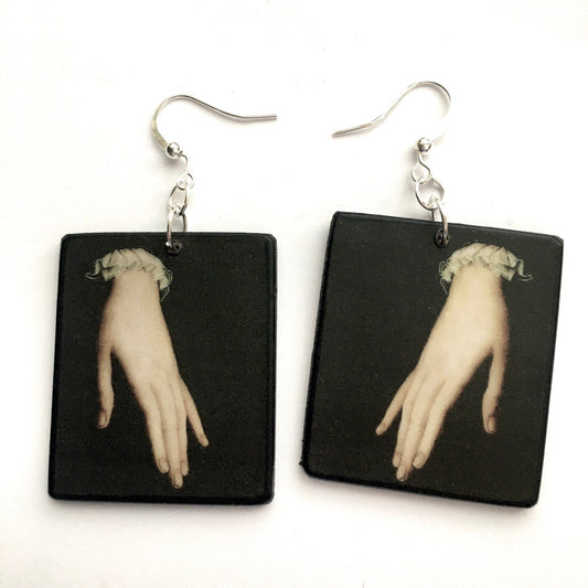 Our Bronzino inspired earrings focuses on the details and the elegant execution of the hands in his paintings. Obljewellery sustainable, statement art jewellery can be the gift that stands out for its uniqueness.