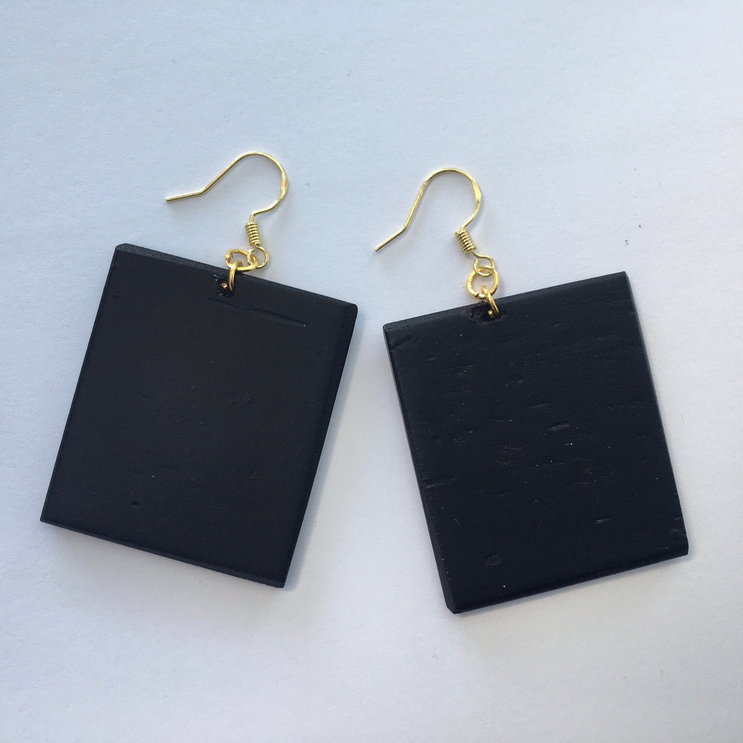 Gustav Klimt, The Kiss painting inspired the Obljewellery shop to create these earrings on rectangular wood this is the back side in black color