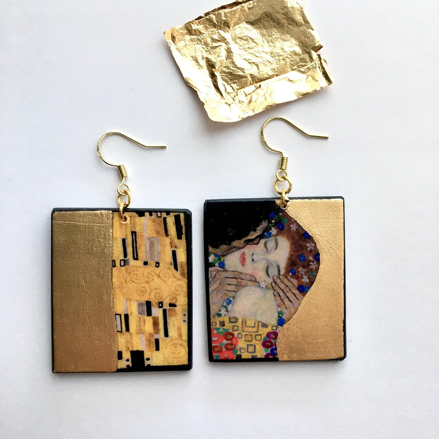 Gustav Klimt Ohrringe aus nachhaltigem Holz, handgefertigt von Obljewellery. Art Ohrringe Geschenk