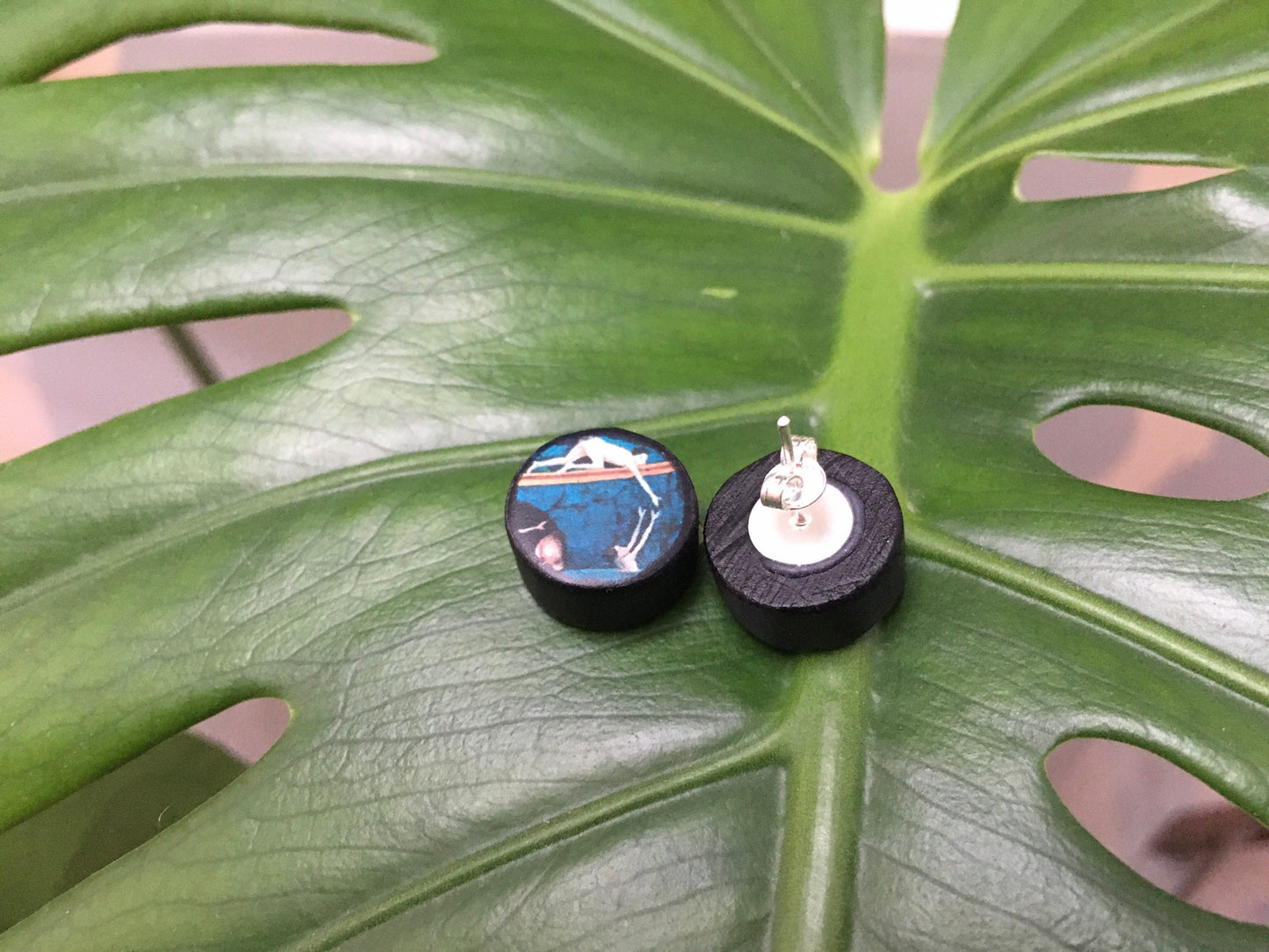 Hieronymus Bosch stud earring. Circle earrings in blue with little human figure. Obljewellery artsy gift. Uncommon,aesthetic earrings.