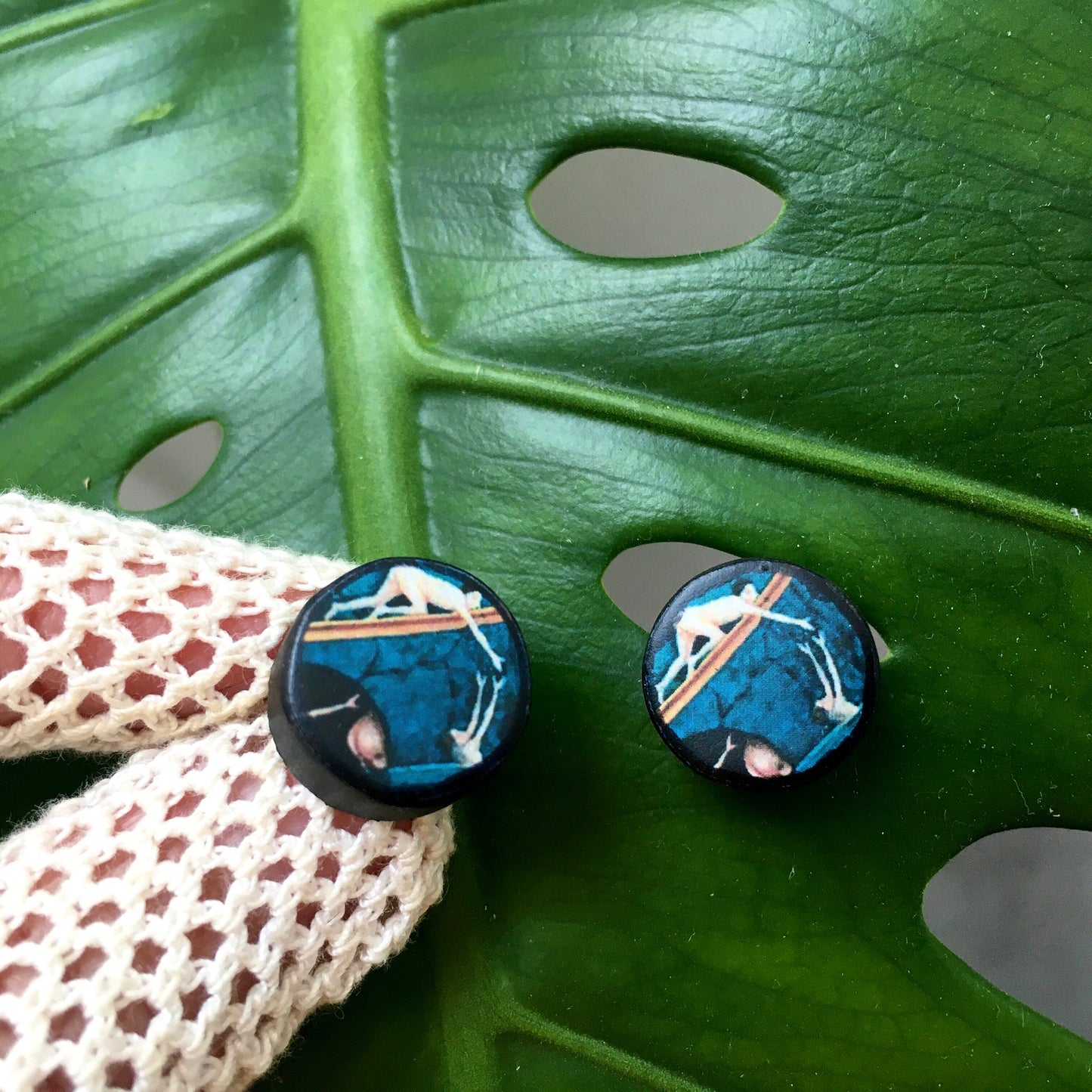 Hieronymus Bosch stud earring. Circle earrings in blue with little human figure. Obljewellery artsy gift. Uncommon,aesthetic earrings.