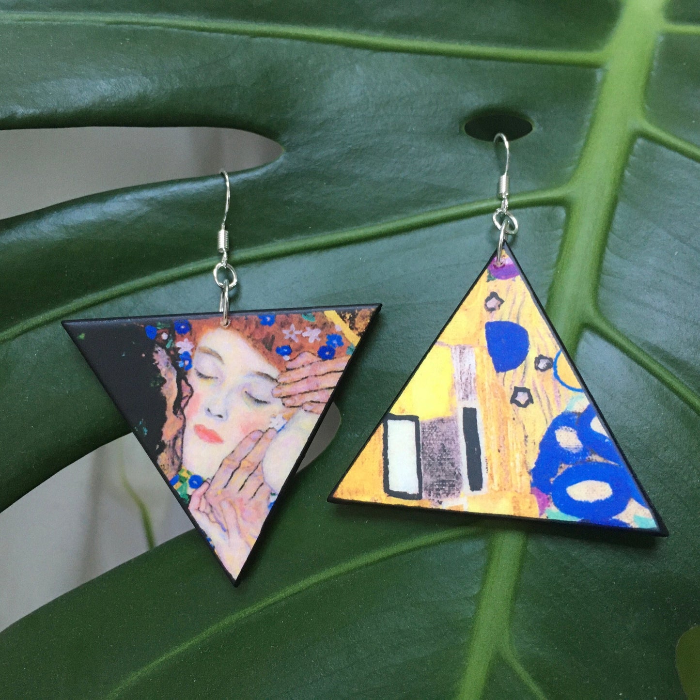 Gustav Klimt Ohrringe aus nachhaltigem Holz, handgefertigt von Obljewellery. Art Ohrringe Geschenk