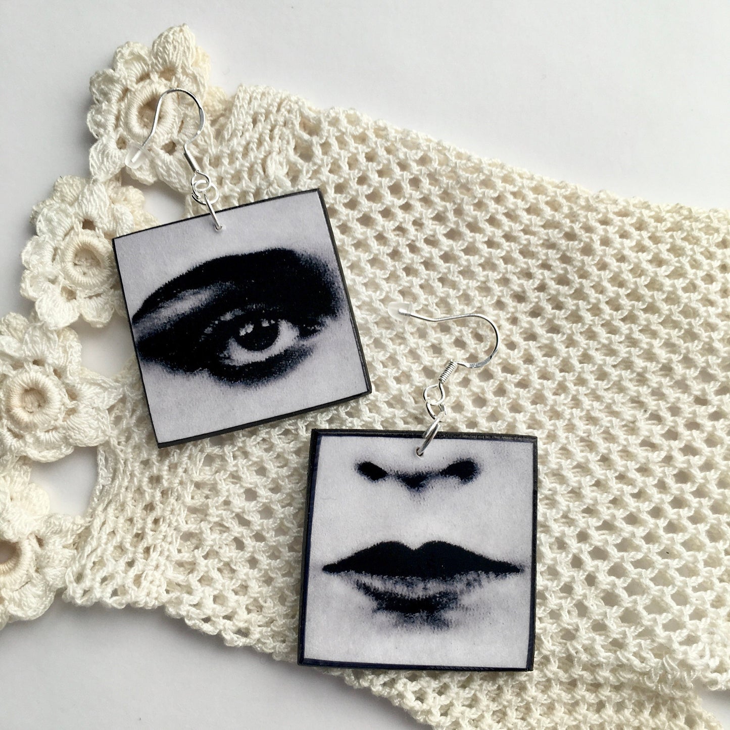 Pop art style obljewellery earrings on sustainable wood with sterling silver (925) hooks. These detail is a Pop art, Bauhaus fusion inspired image for fashion and design lovers. The art prints on those earrings are images we have elaborated for our shop of wall art sculpture (artandshadow.etsy.com)