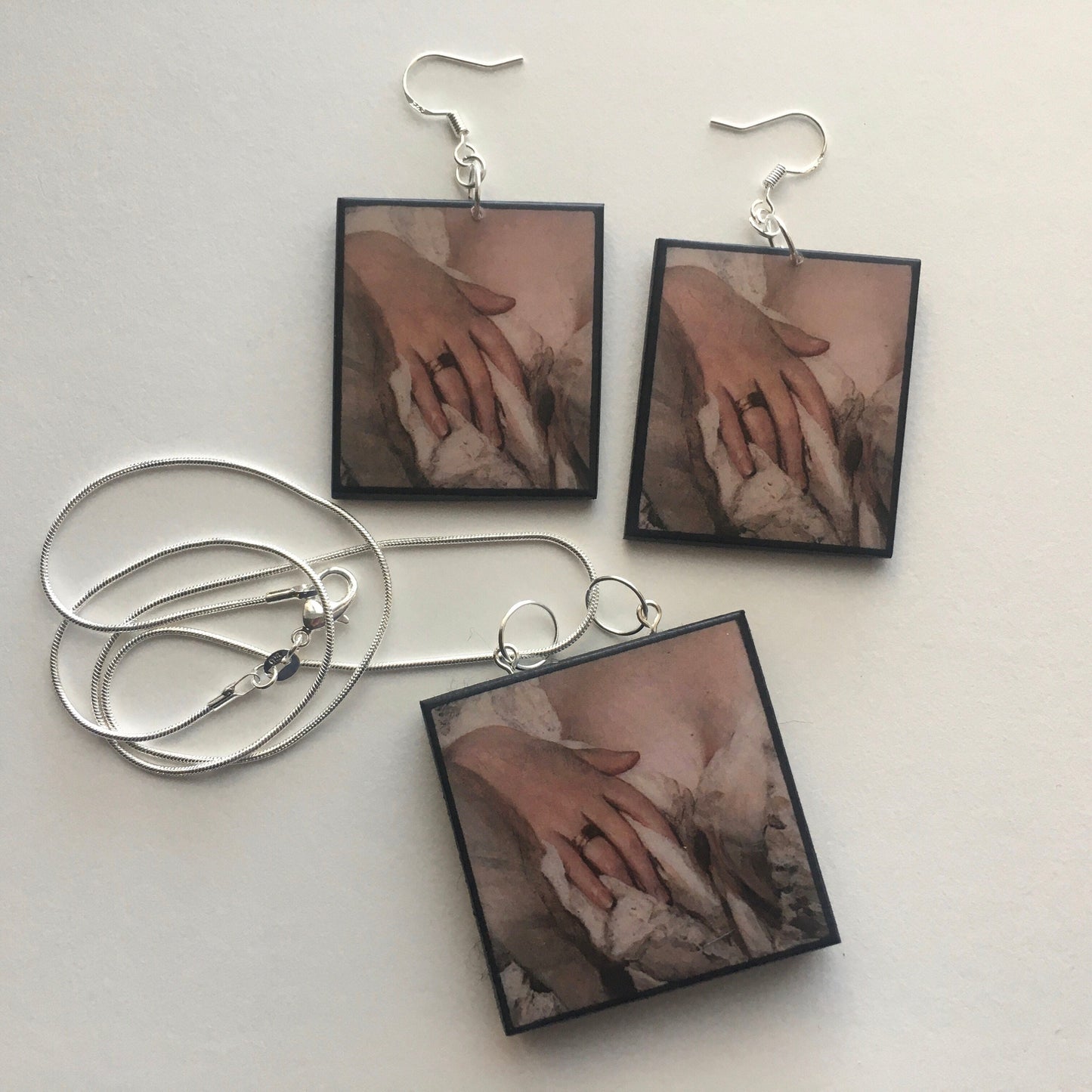 Jewellery sensual art detail set composed of a pendant necklaceand earrings handmade by Obljewellery, we create sustainable jewellery gifts.