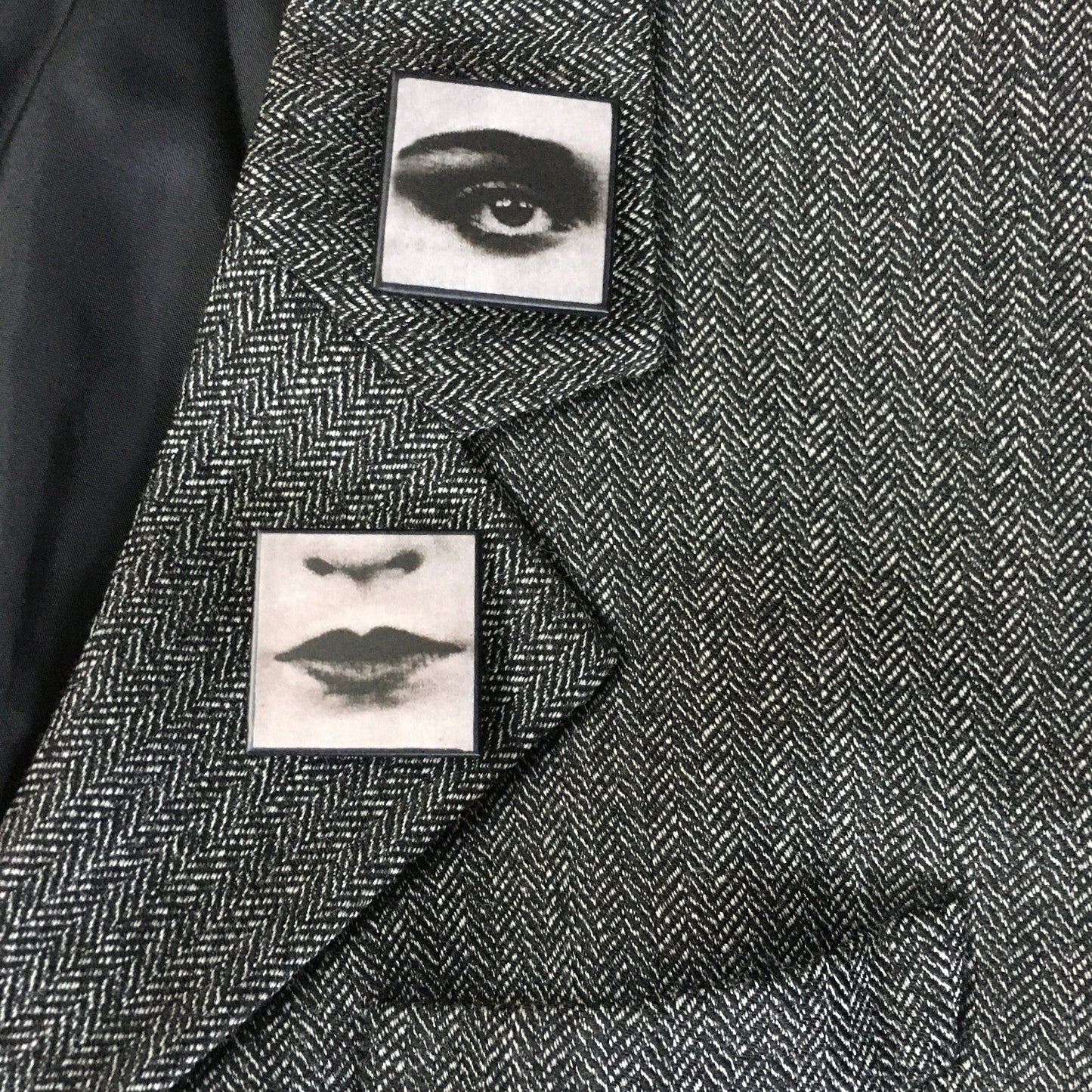 Set of two brooches, lips and eye