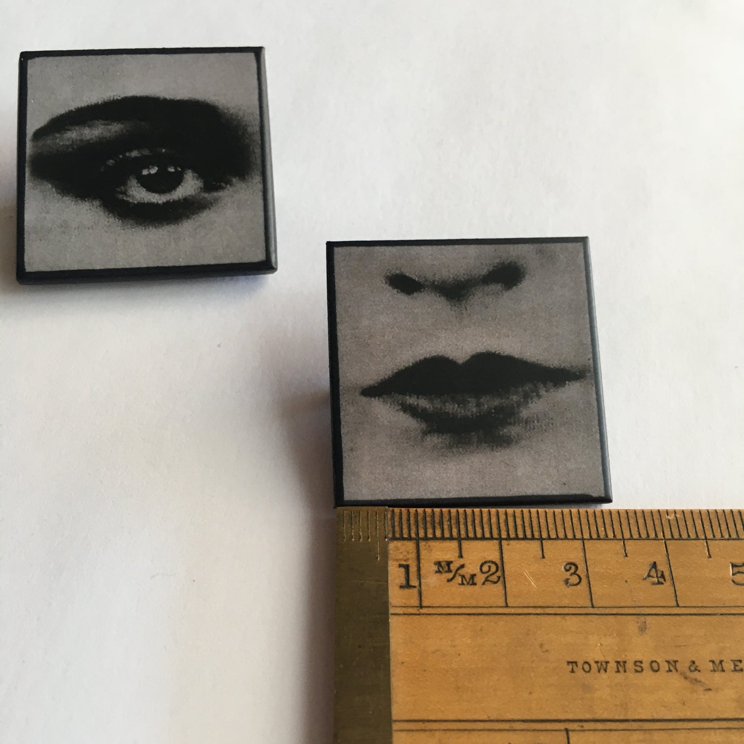 Set of two brooches, lips and eye