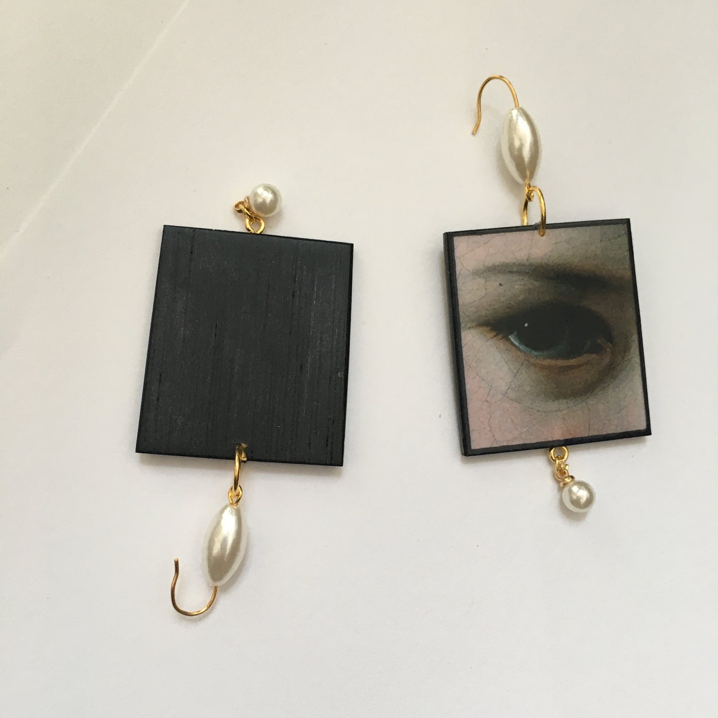 Baroque art details earrings with pearls