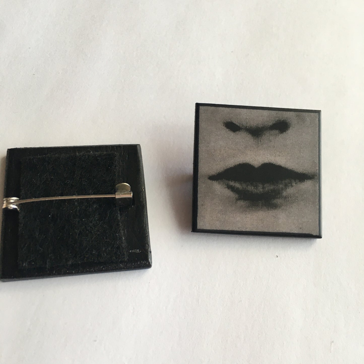 Set of two brooches, lips and eye