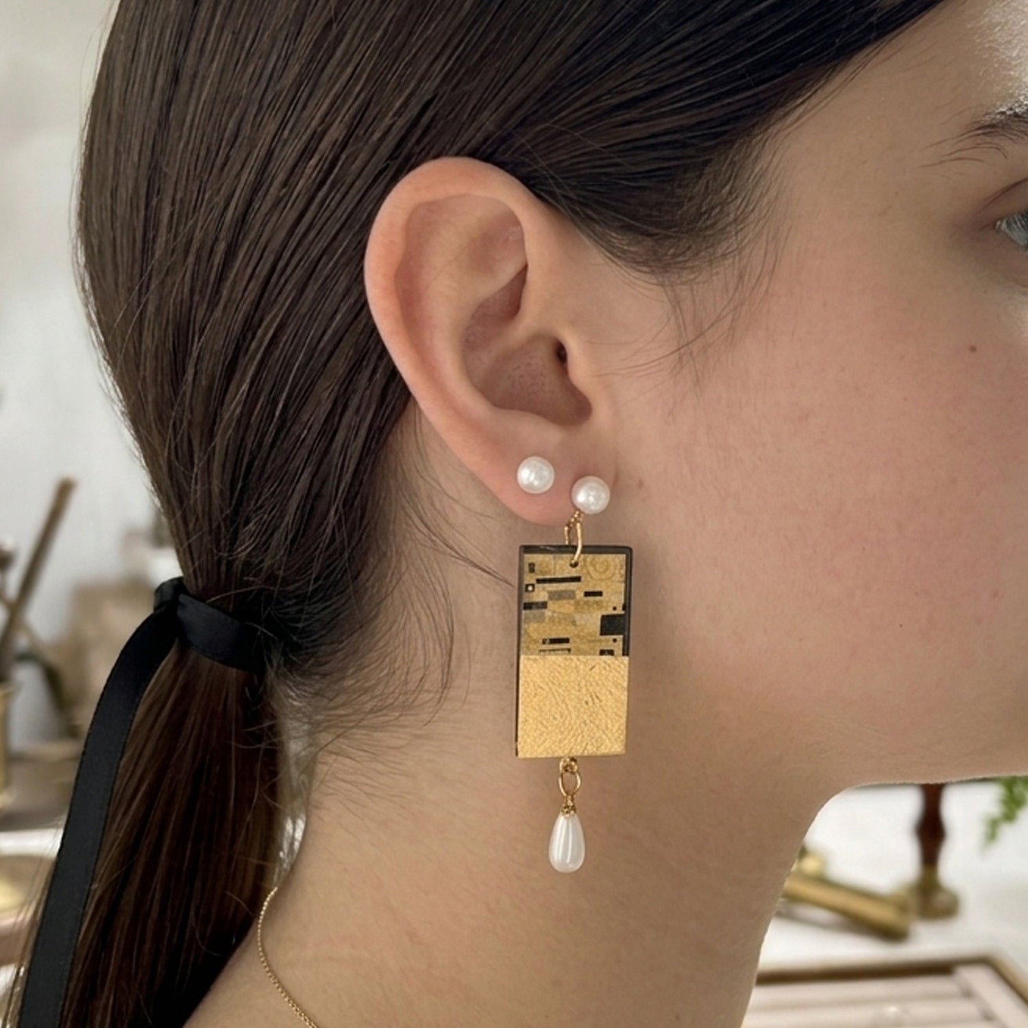 Earring with pearls and gold leaf handmade from sustainable wood by Obljwellery Spain production
