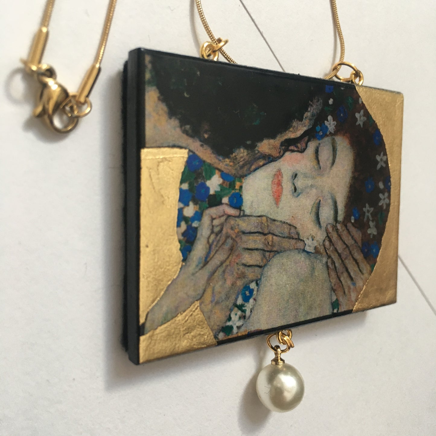 Museum-Inspired Sustainable Necklace Gustav Klimt “The Kiss” Art Pendant Necklace with Pearl &amp; Gold Leaf Obljewellery