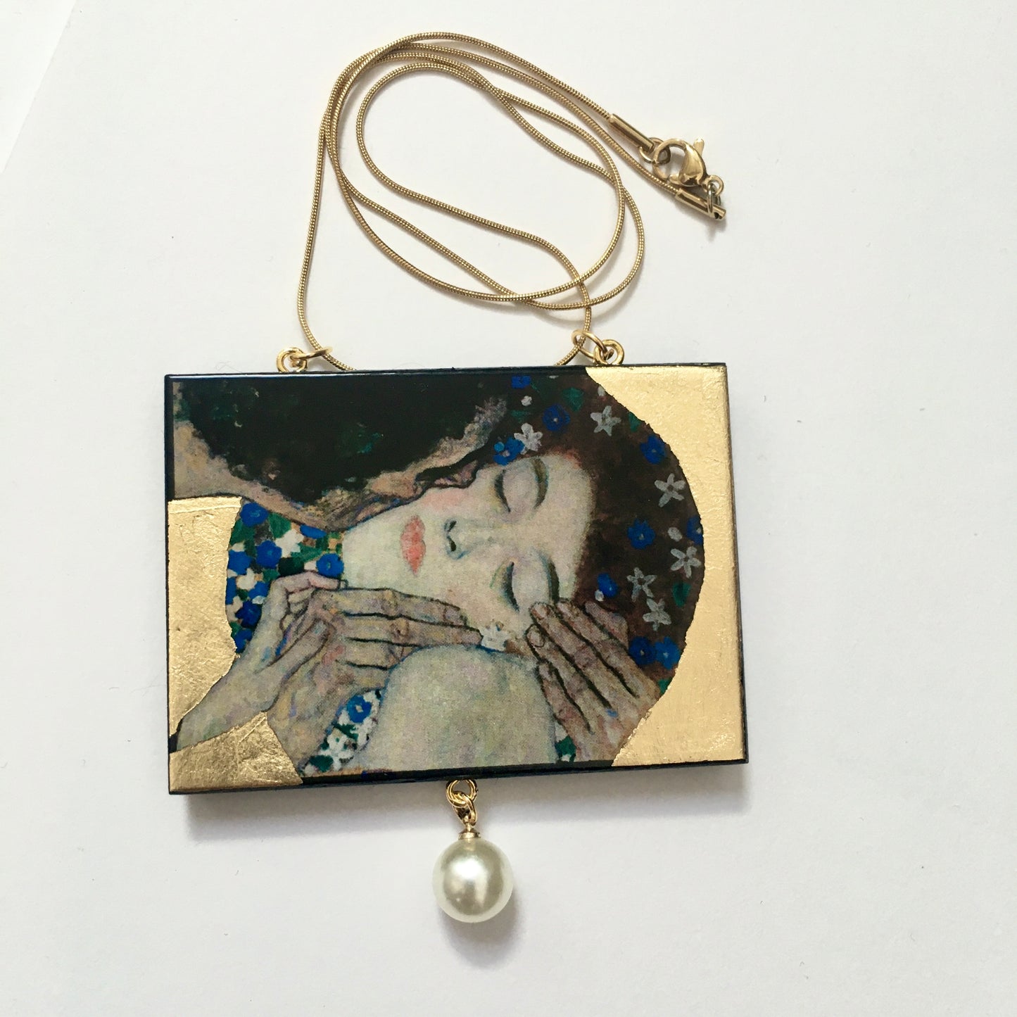 Museum-Inspired Sustainable Necklace Gustav Klimt “The Kiss” Art Pendant Necklace with Pearl &amp; Gold Leaf Obljewellery