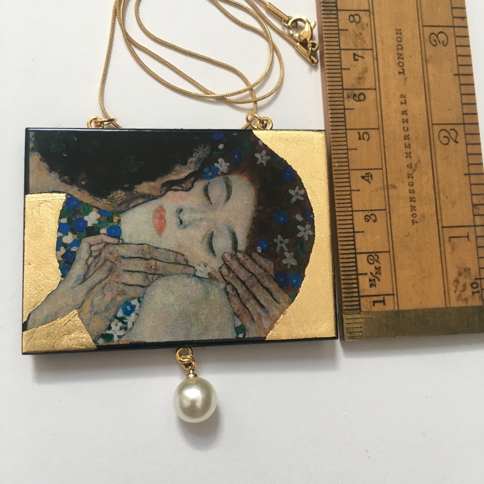 Museum-Inspired Sustainable Necklace Gustav Klimt “The Kiss” Art Pendant Necklace with Pearl &amp; Gold Leaf Obljewellery