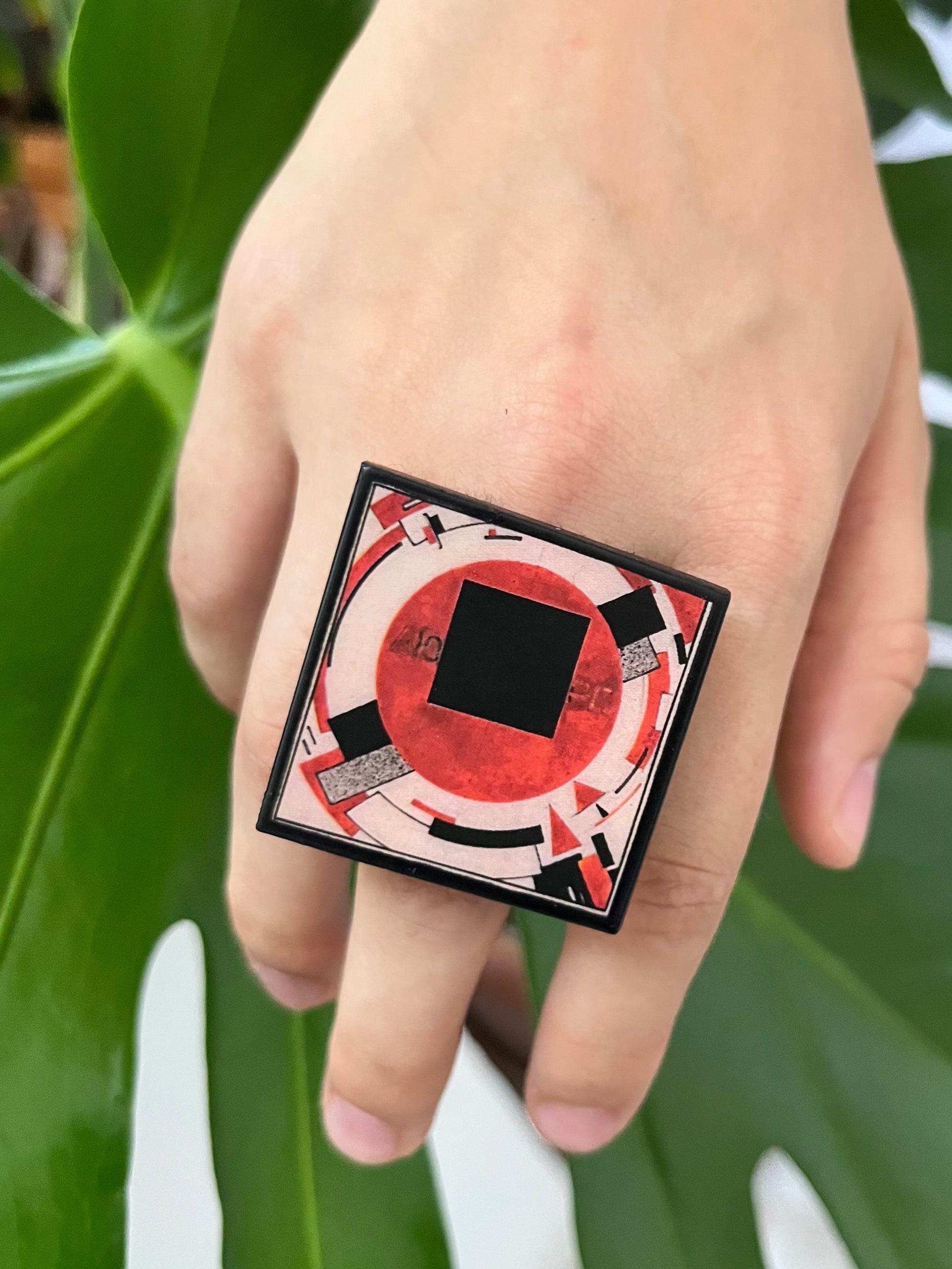 this 3.5 cm square ring with a geometric art design in shades of red and straw yellow inspired by the artist El Lissitzy, which will allow you to express your personality with elegance and sophistication.
Large rings are an essential accessory for those looking for a touch of distinction and style and are loved by those who want to stand out at an event or at any time in their daily lives, as they add a touch of glamour and sophistication to any outfit.