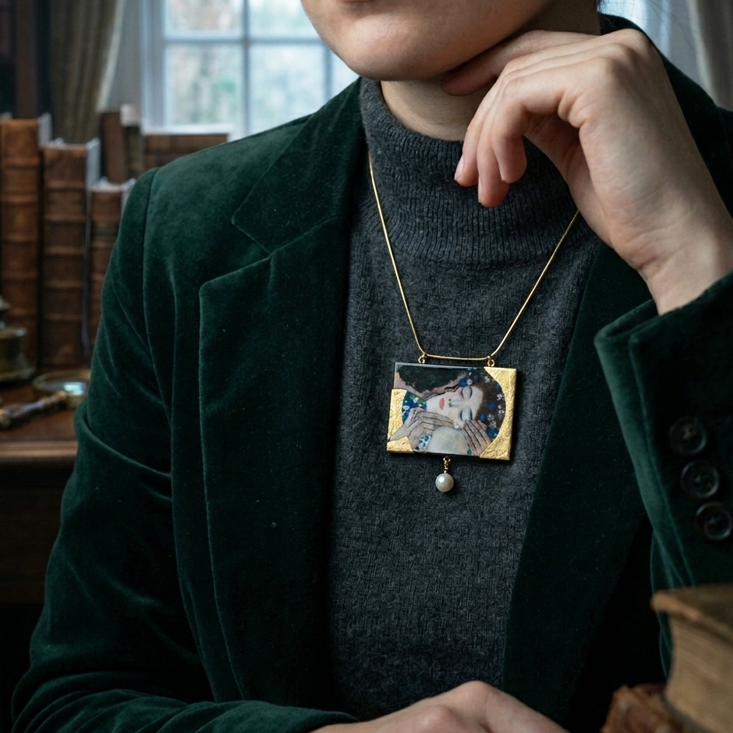 Collar de colgante artístico "El beso" de Gustav Klimt con perla y pan de oro