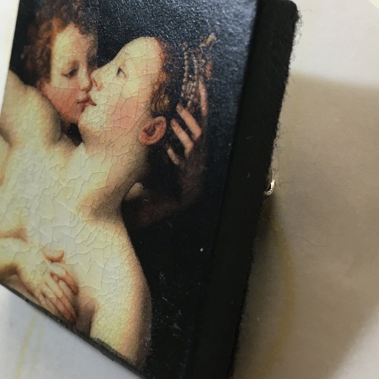 This brooch in sustainable wood has a size of about 4,3cm x 4,3cm and is solid 4mm thick. Inspired by a detail of a panting "Venus, Cupid, Folly and Time" by Agnolo Bronzino.