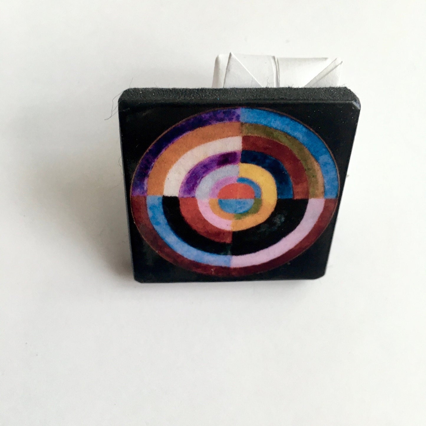 Museum-Inspired Sustainable Brooches Robert Delaunay, Disque Simultane statement brooch Obljewellery