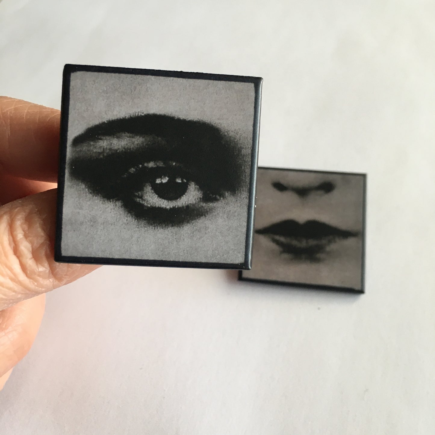 Set of two brooches, lips and eye