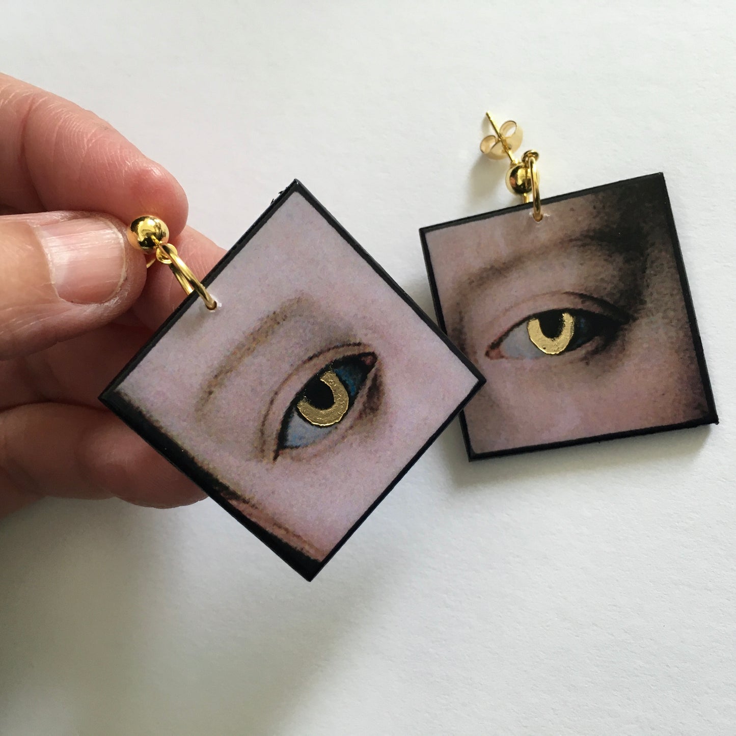 Gold eyes earrings