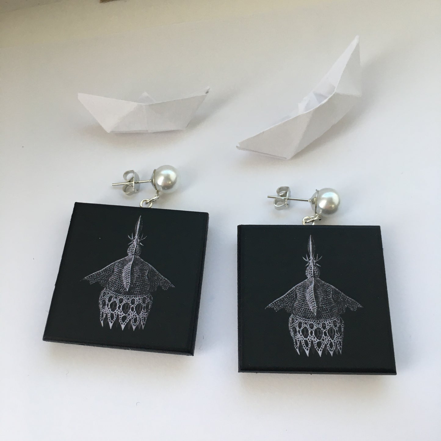 Sustainable wood earrings with stud pearls inspired by Ernst Haeckel marine shells, radiolaria black and white illustration. These earrings are completely handmade by Obljewellery